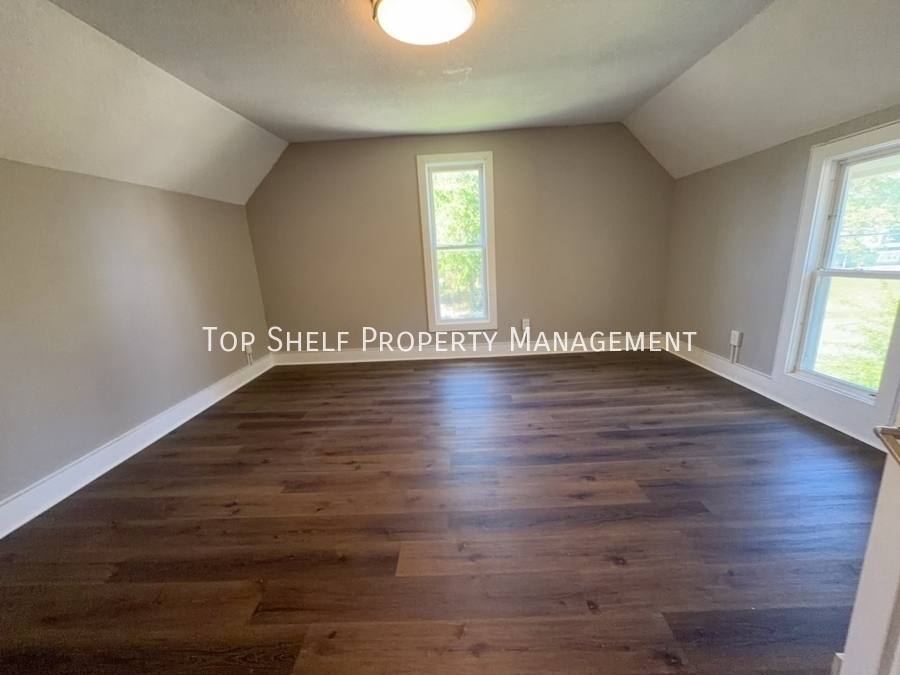 House for rent at 915 E Washington Ave, Des Moines, IA 50316