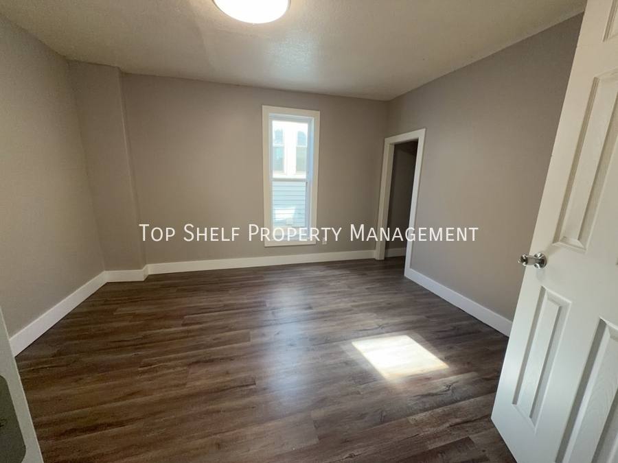 House for rent at 915 E Washington Ave, Des Moines, IA 50316