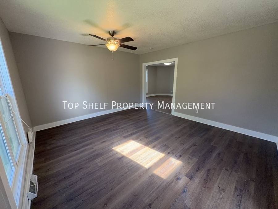 House for rent at 915 E Washington Ave, Des Moines, IA 50316
