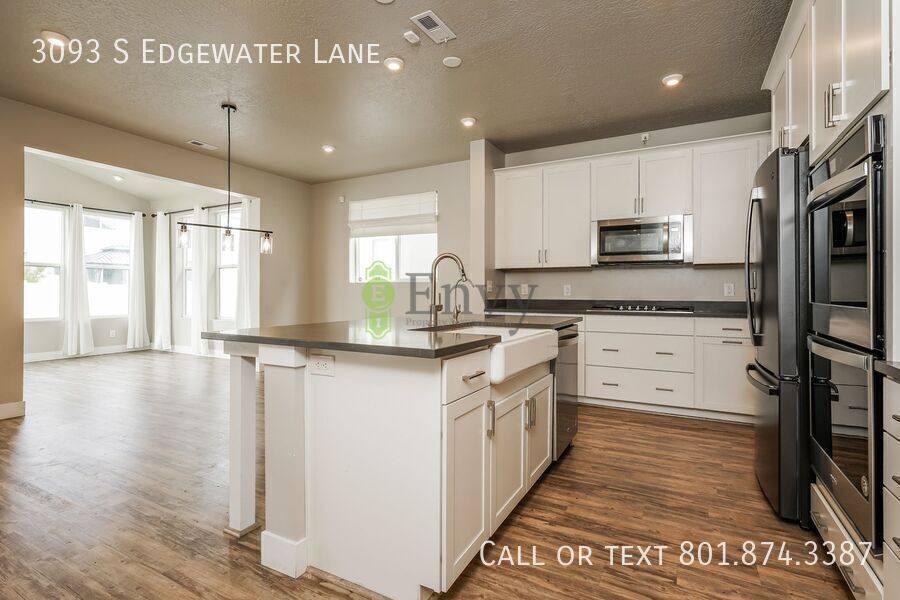 House for rent at 3093 S Edgewater Lane, Syracuse, UT 84075