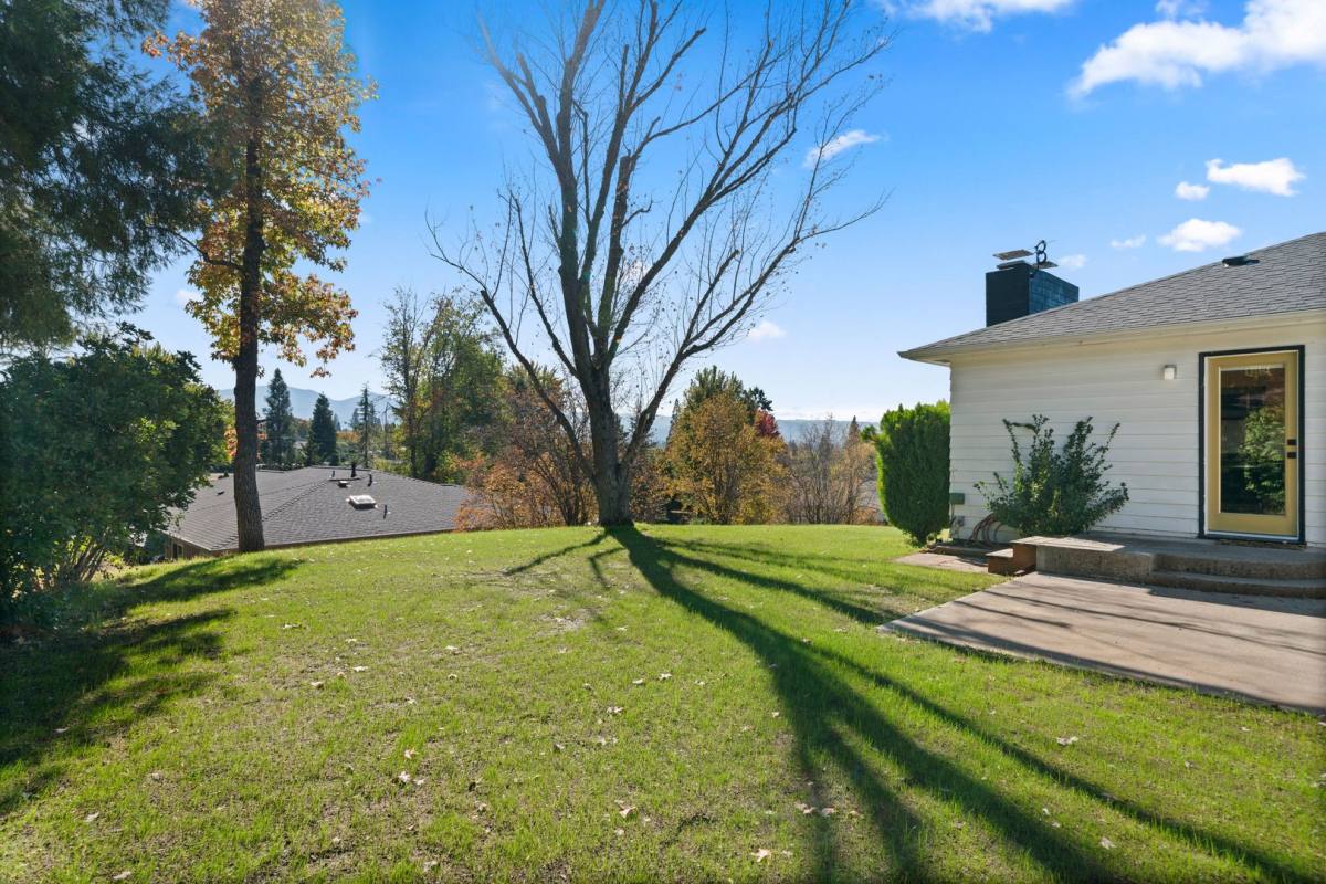 House for rent at 560 N Keene Way Dr, Medford, OR 97504