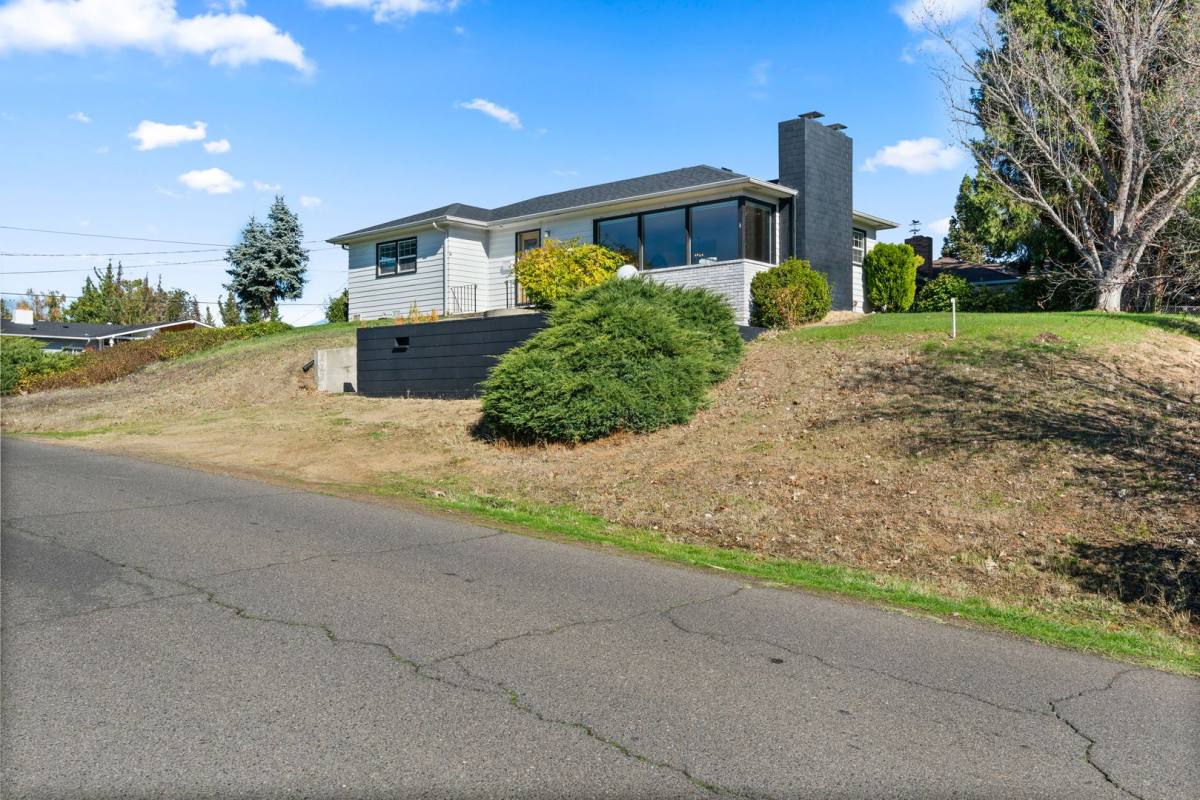 House for rent at 560 N Keene Way Dr, Medford, OR 97504