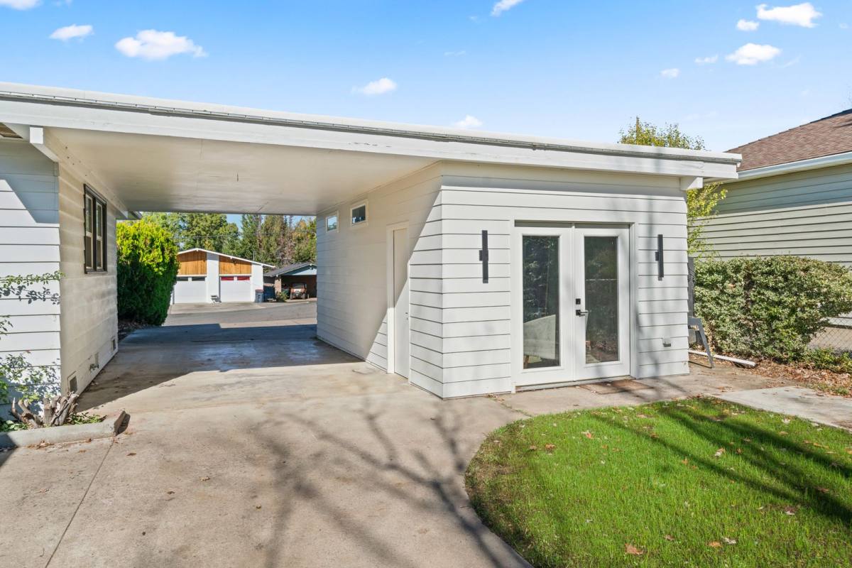 House for rent at 560 N Keene Way Dr, Medford, OR 97504