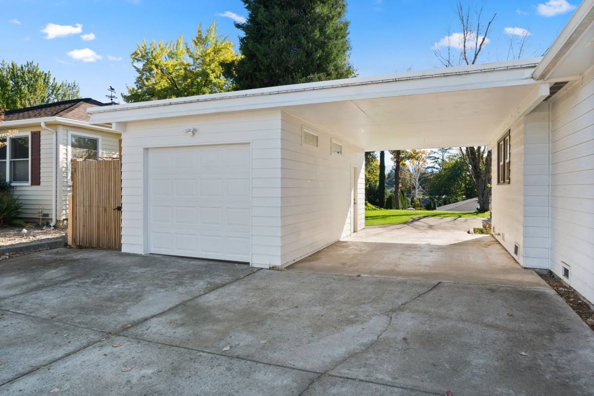 House for rent at 560 N Keene Way Dr, Medford, OR 97504