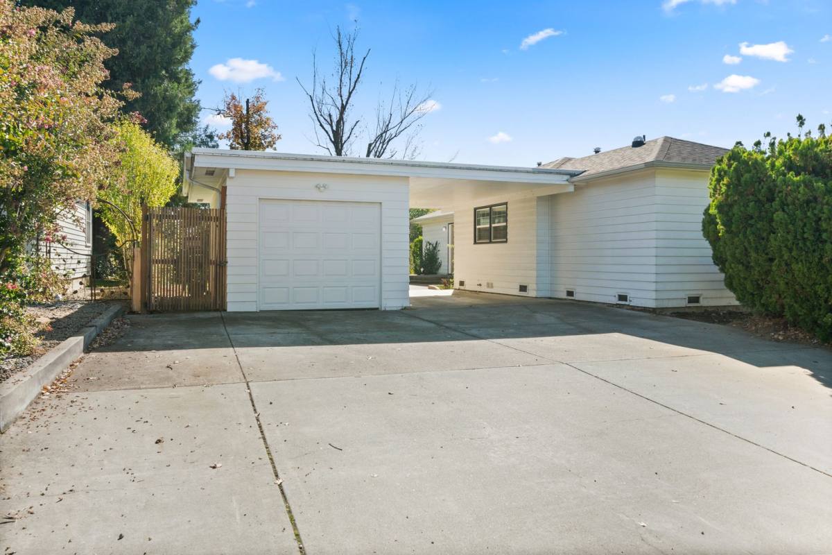 House for rent at 560 N Keene Way Dr, Medford, OR 97504