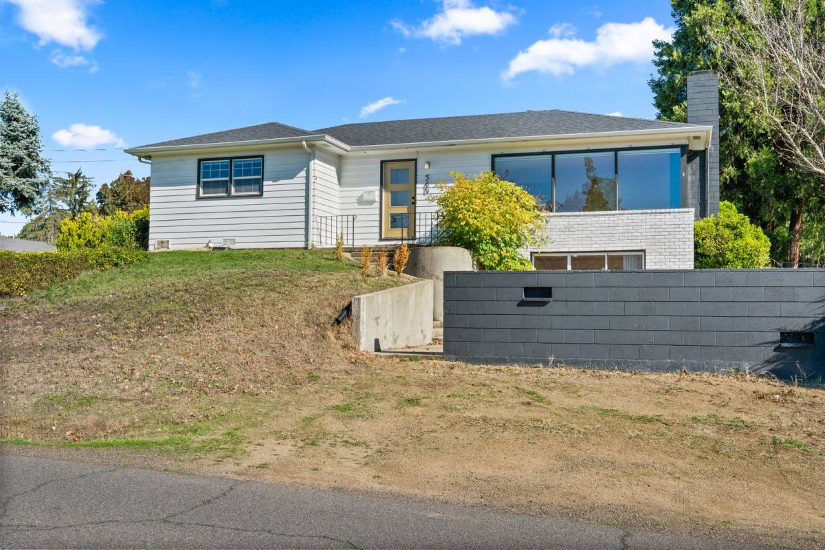 House for rent at 560 N Keene Way Dr, Medford, OR 97504
