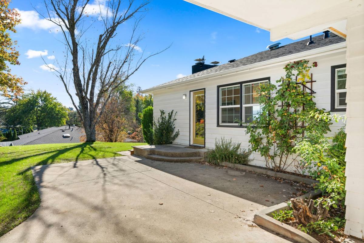 House for rent at 560 N Keene Way Dr, Medford, OR 97504