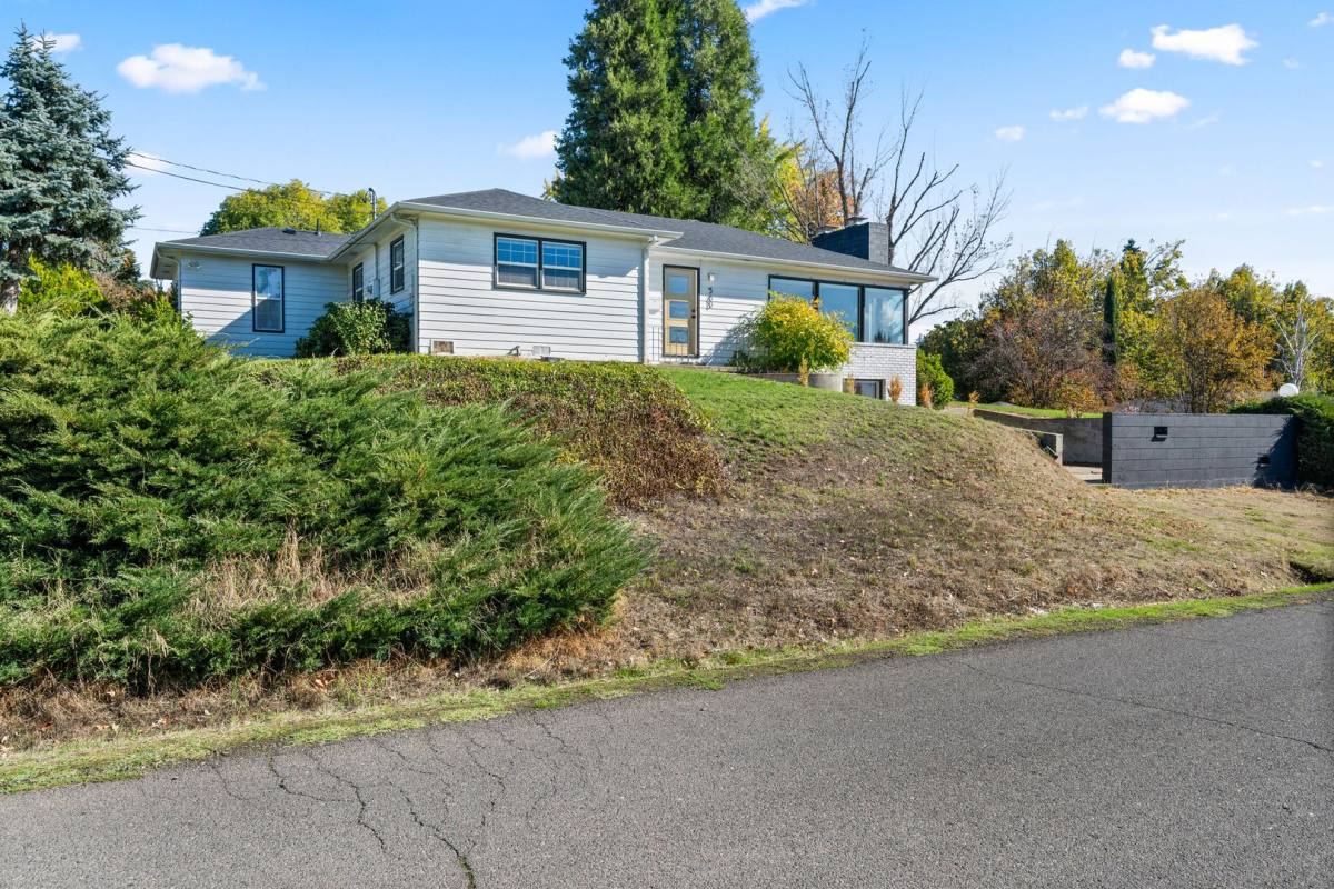 House for rent at 560 N Keene Way Dr, Medford, OR 97504