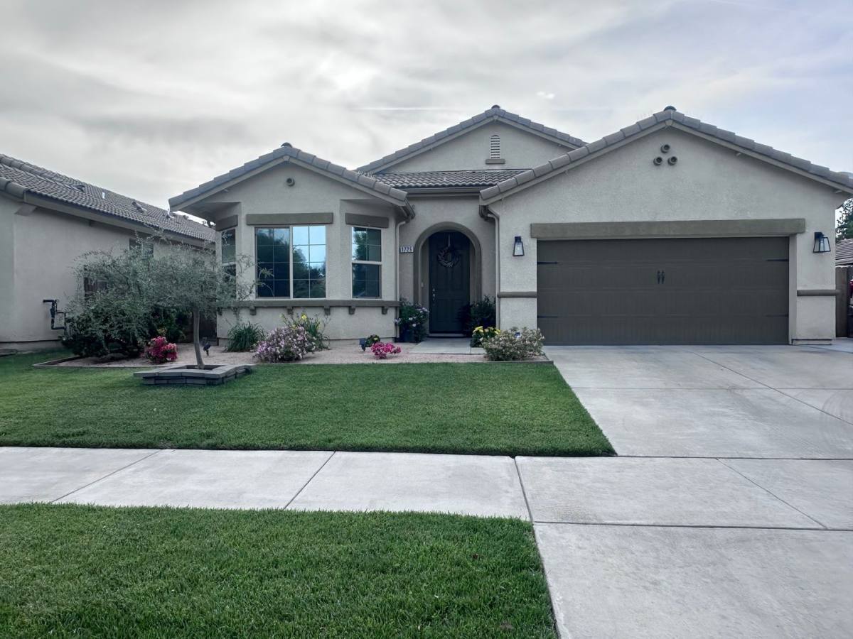 House for rent at 1725 N Silvervale St, Visalia, CA 93291