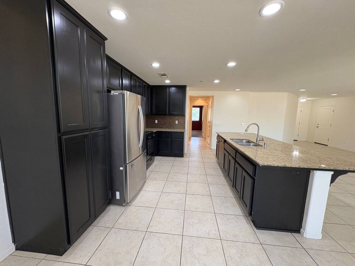 2132 E Sweet Ave, Visalia, CA 93292 - House for Rent - Image 8