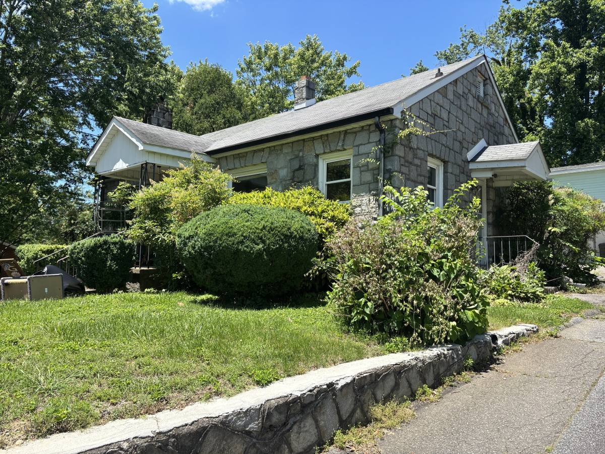 House for rent at 323 Allen St, Hendersonville, NC 28739