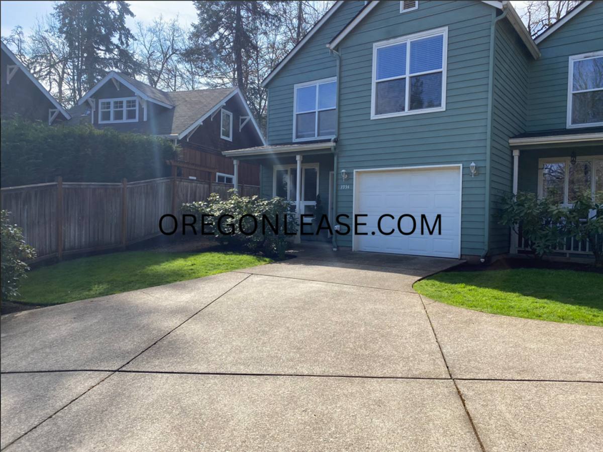 Townhouse for rent at 3934 Monroe St, Eugene, OR 97405