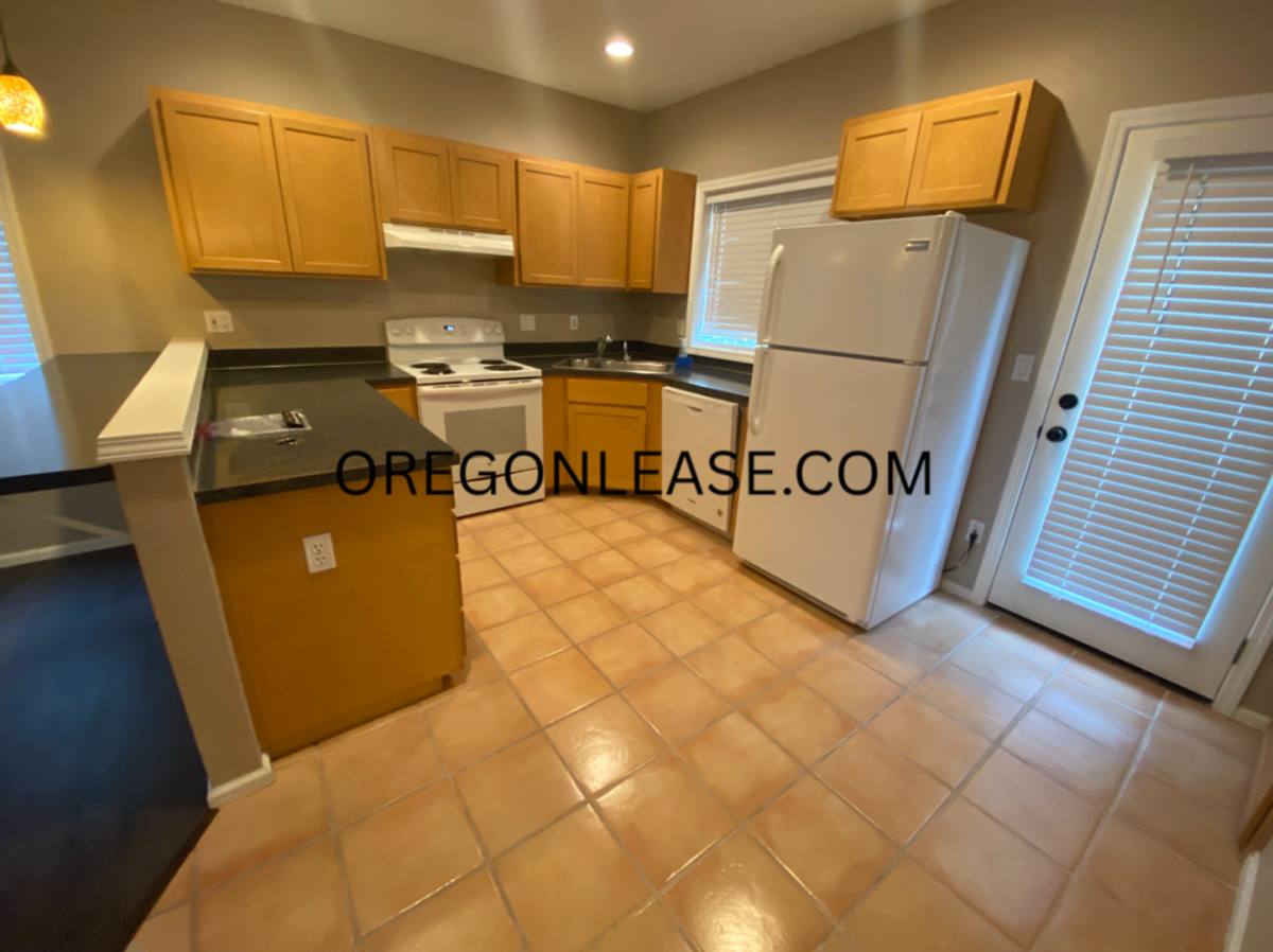 3934 Monroe St, Eugene, OR 97405 - Townhouse for Rent - Image 3