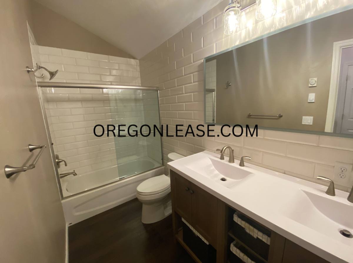 Townhouse for rent at 3934 Monroe St, Eugene, OR 97405