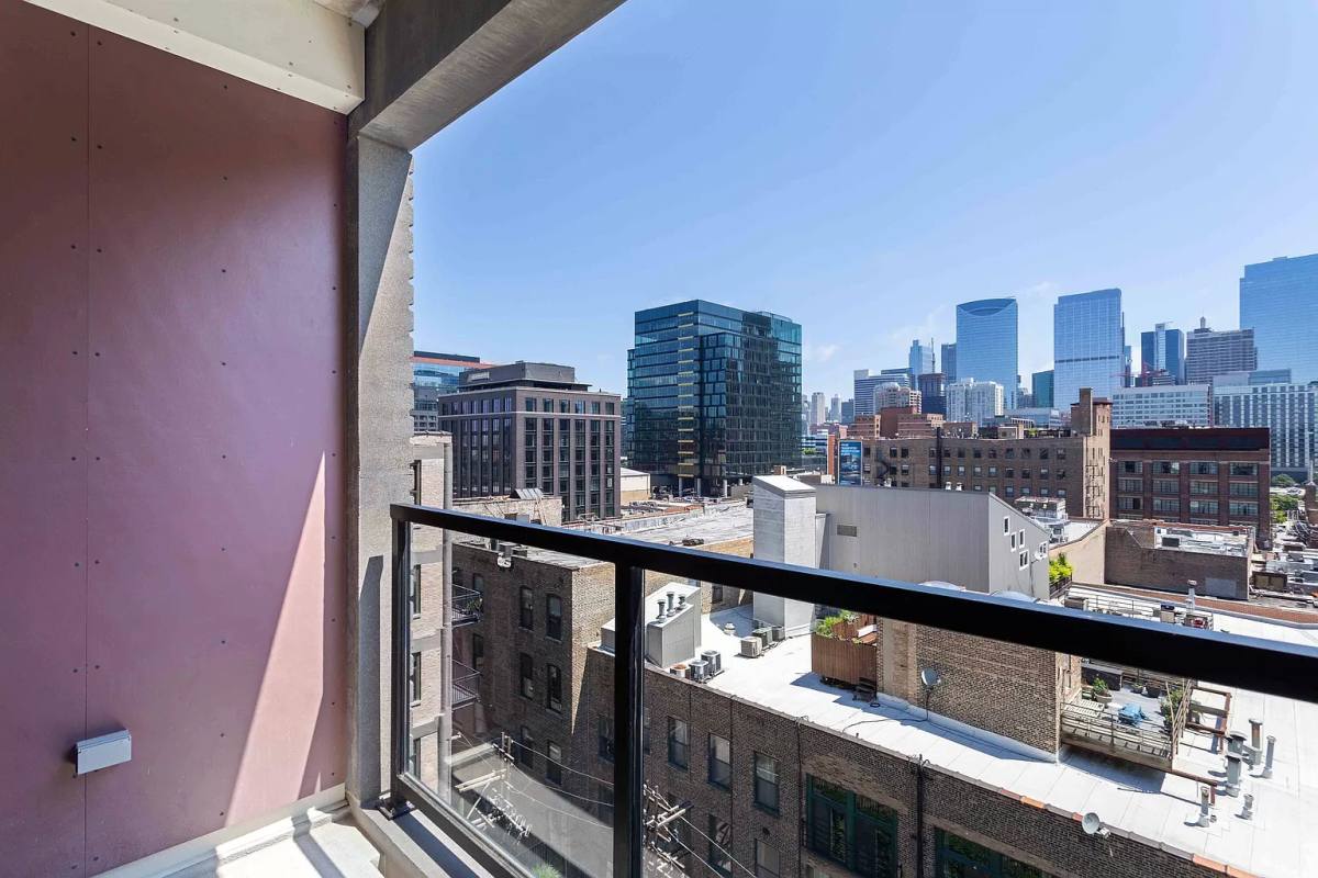 Apartment for rent at 922 W Washington Blvd, Chicago, IL 60607