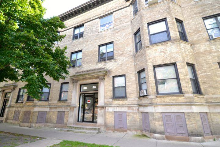 Apartment for rent at 917 Waveland #A3, Chicago, IL 60657