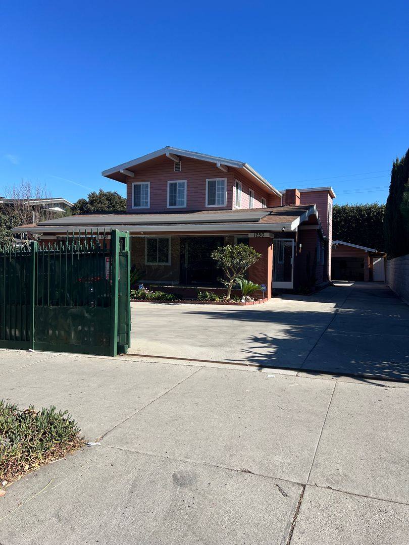 Apartment for rent at 1248 S Manhattan Place, Los Angeles, CA 90019