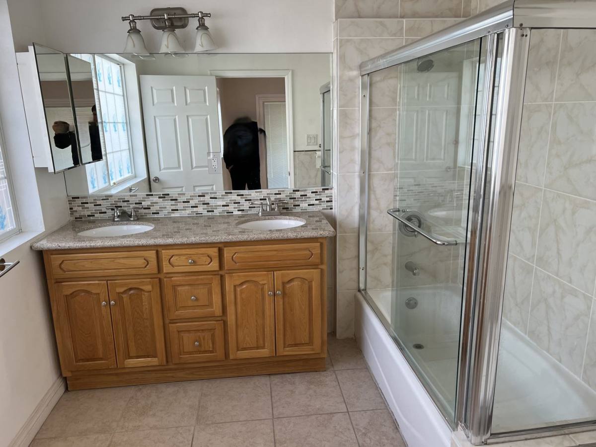 Apartment for rent at 1248 S Manhattan Place, Los Angeles, CA 90019