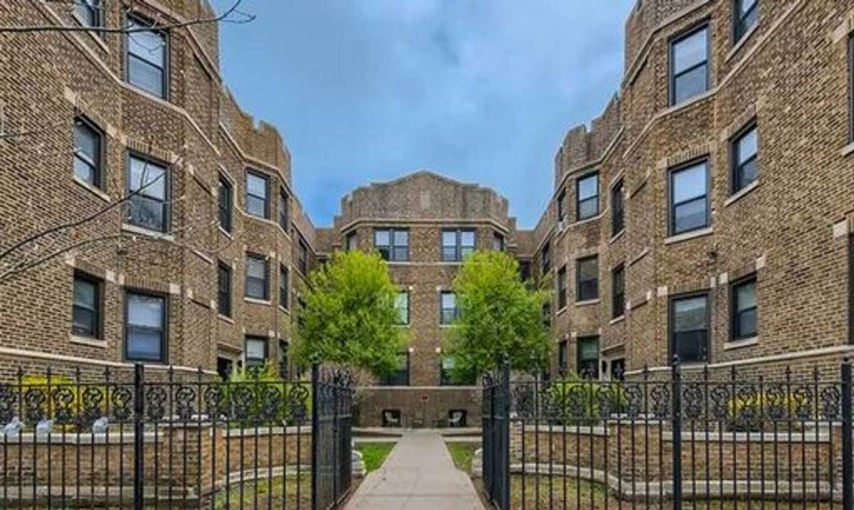 Apartment for rent at 629 Wcorenelia Ave, Chicago, IL 60657