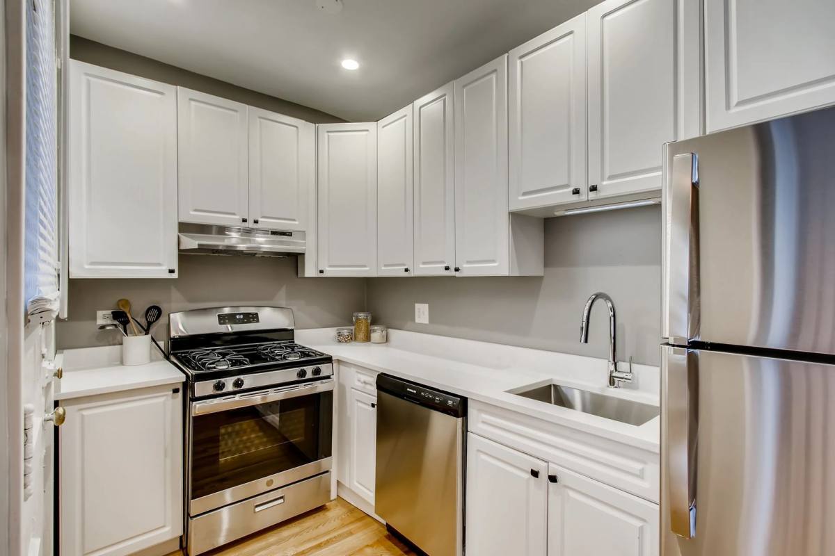 Apartment for rent at 629 Wcorenelia Ave, Chicago, IL 60657