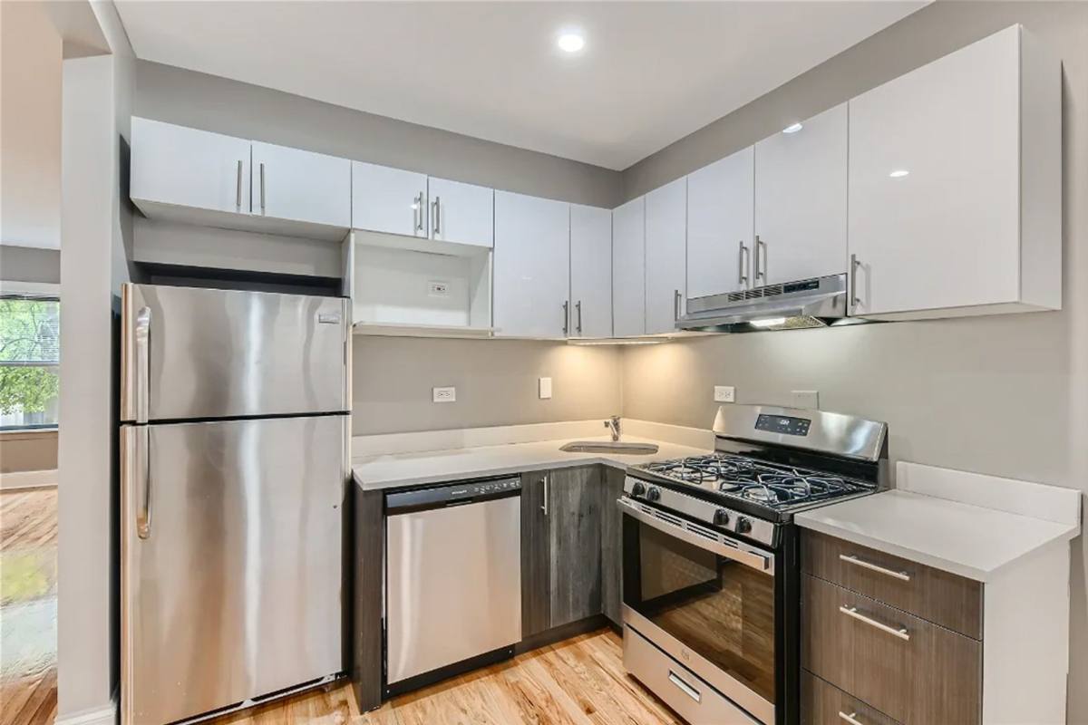 Apartment for rent at 629 Wcorenelia Ave, Chicago, IL 60657