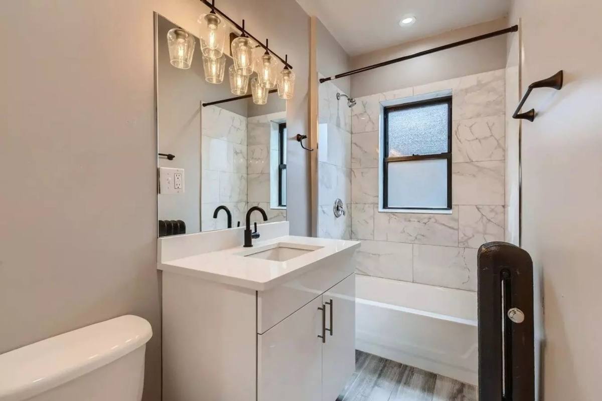 Apartment for rent at 629 Wcorenelia Ave, Chicago, IL 60657
