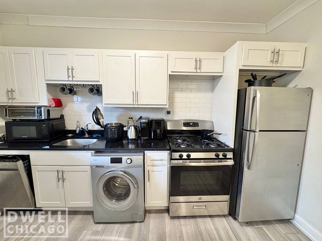 Apartment for rent at 724 W Roscoe St #1N, Chicago, IL 60657
