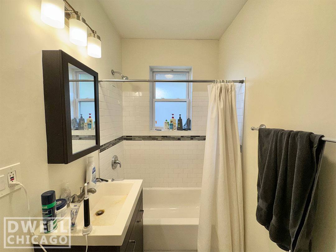 Apartment for rent at 724 W Roscoe St #1N, Chicago, IL 60657