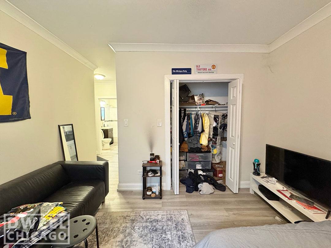 Apartment for rent at 724 W Roscoe St #1N, Chicago, IL 60657