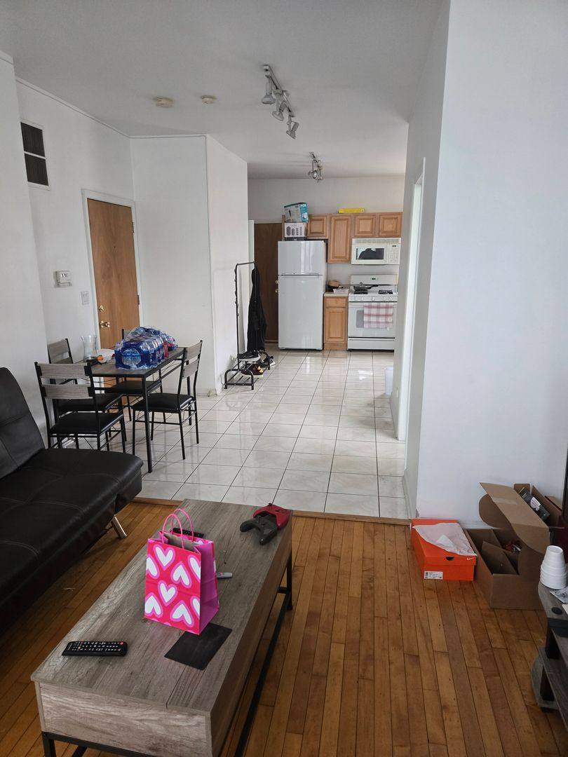 Apartment for rent at 1037 W Polk St, Chicago, IL 60607