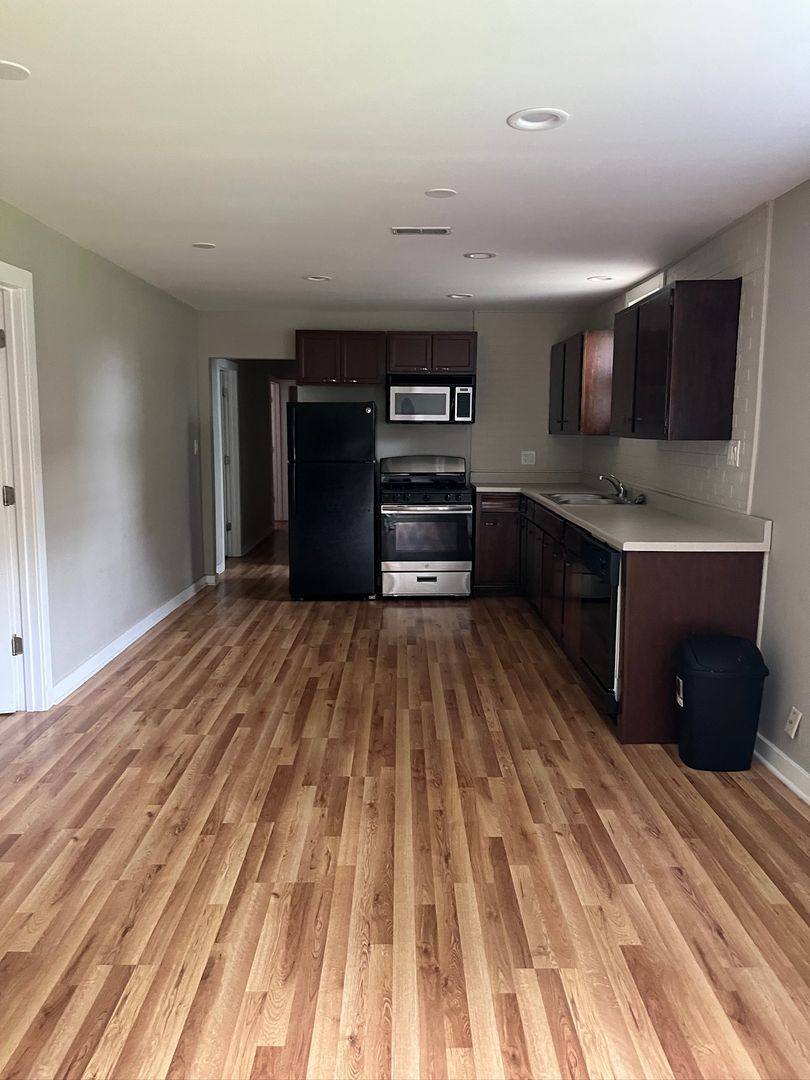 Apartment for rent at 1037 W Polk St, Chicago, IL 60607