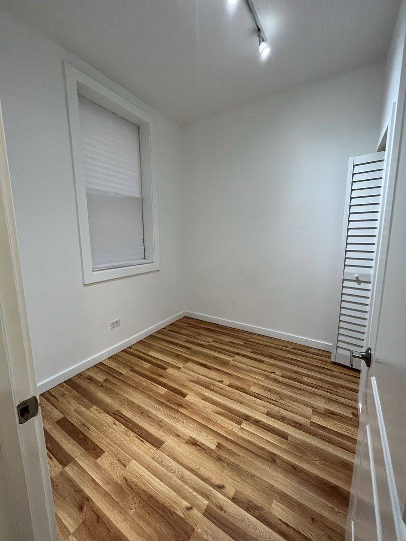 Apartment for rent at 1037 W Polk St, Chicago, IL 60607