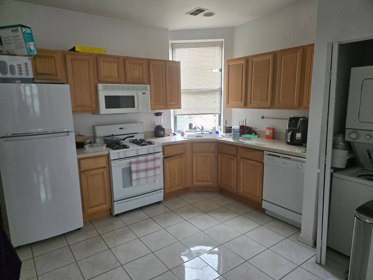 Apartment for rent at 1037 W Polk St, Chicago, IL 60607