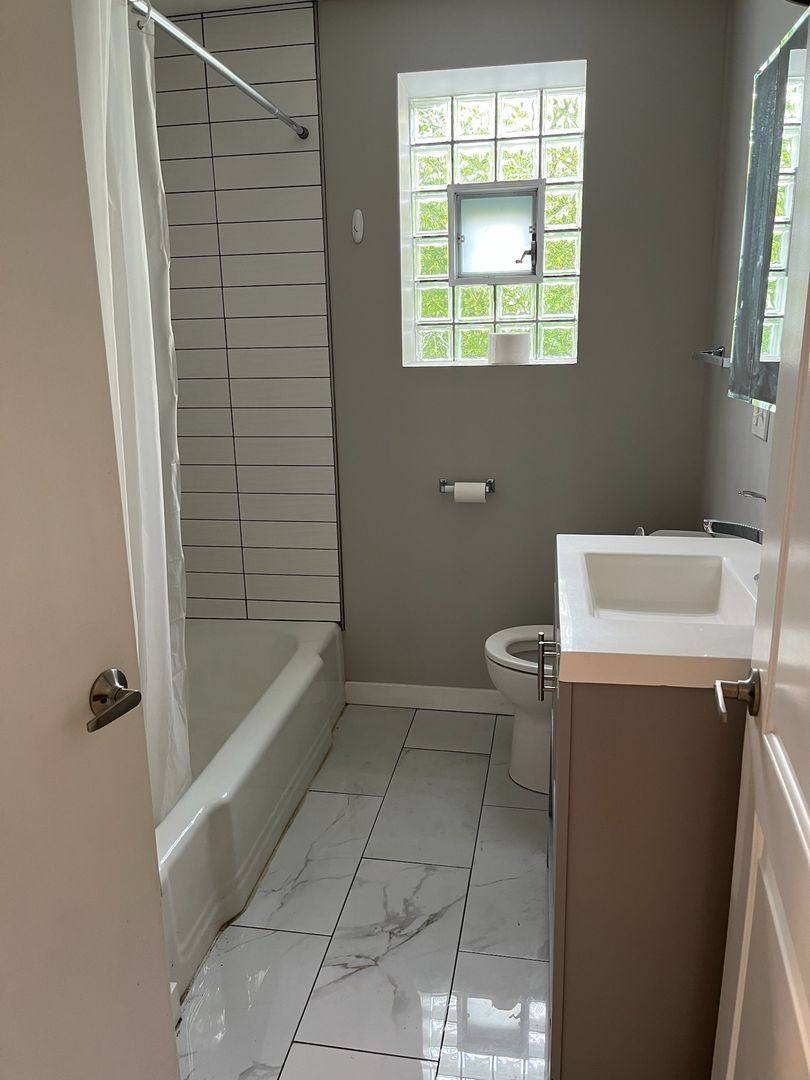 Apartment for rent at 1037 W Polk St, Chicago, IL 60607