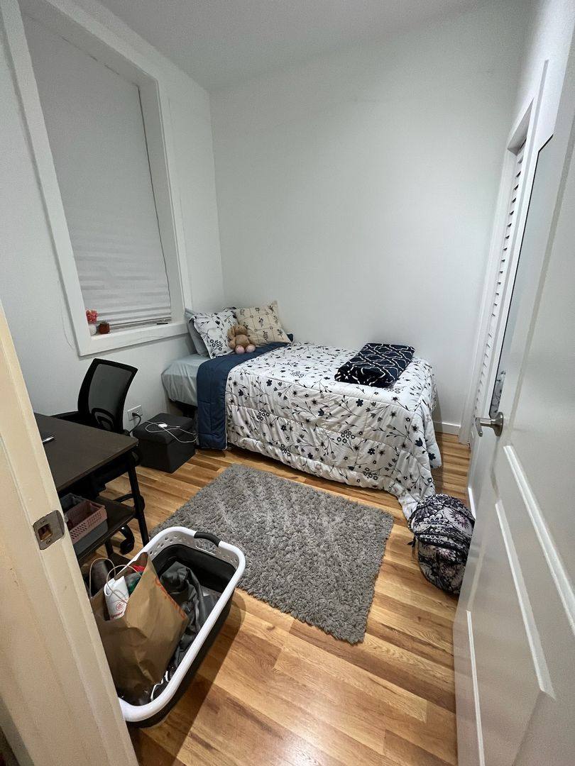 Apartment for rent at 1037 W Polk St, Chicago, IL 60607