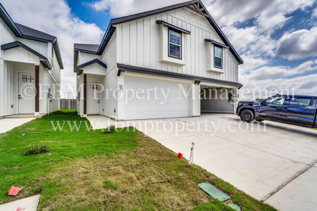 Townhouse for rent at 924 Cooksey Court, Grandview, TX 76050