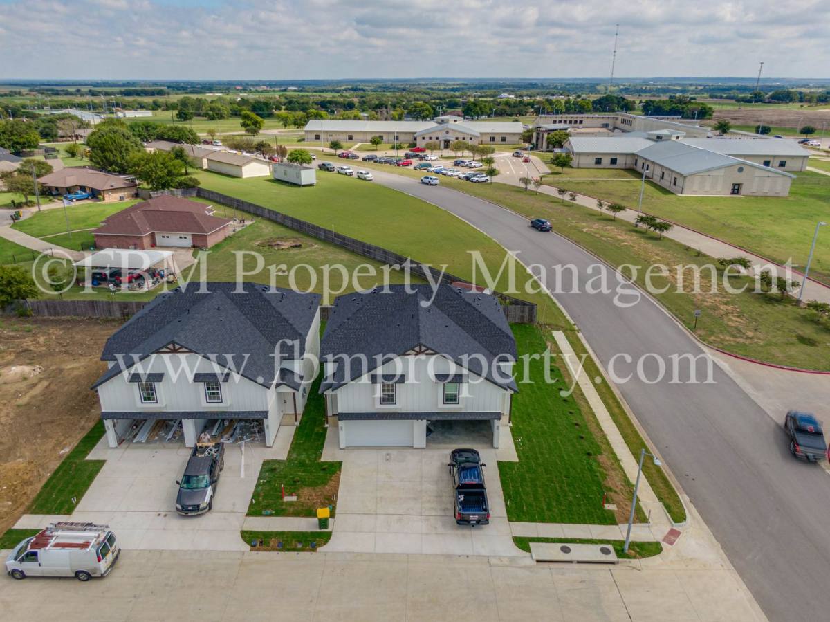 Townhouse for rent at 924 Cooksey Court, Grandview, TX 76050