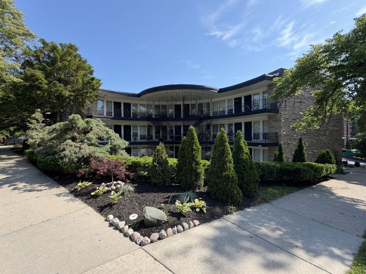 Apartment for rent at 6901 N Ridge Blvd, Chicago, IL 60645