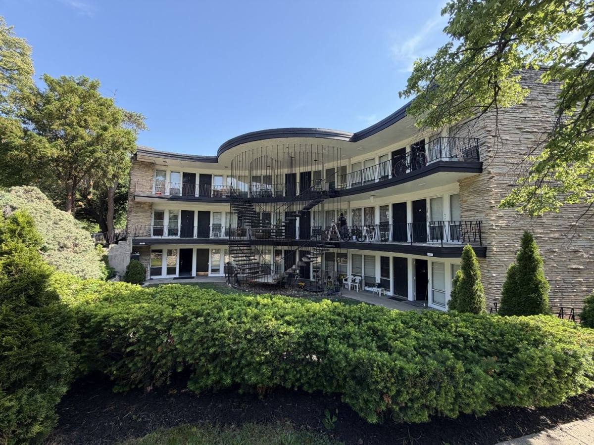 Apartment for rent at 6901 N Ridge Blvd, Chicago, IL 60645