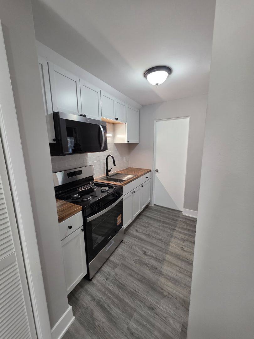 Apartment for rent at 6901 N Ridge Blvd, Chicago, IL 60645