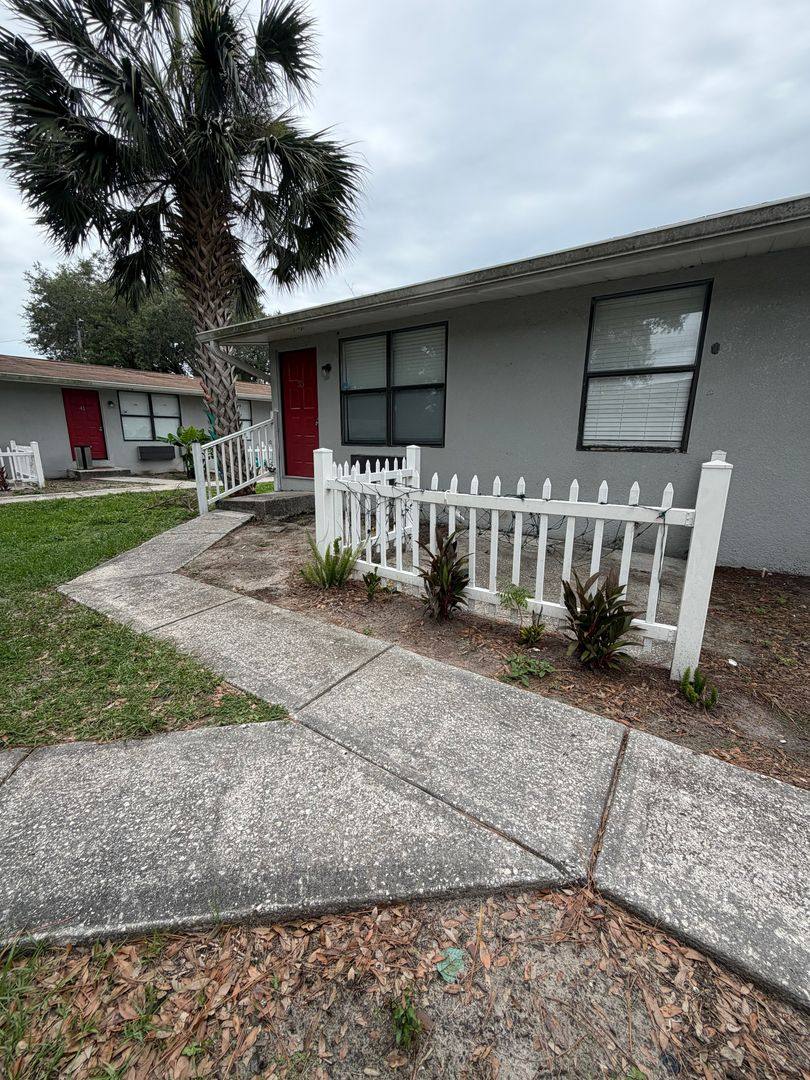 Apartment for rent at 1400 Strawberry Place, Plant City, FL 33563