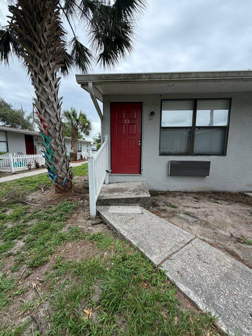 Apartment for rent at 1400 Strawberry Place, Plant City, FL 33563