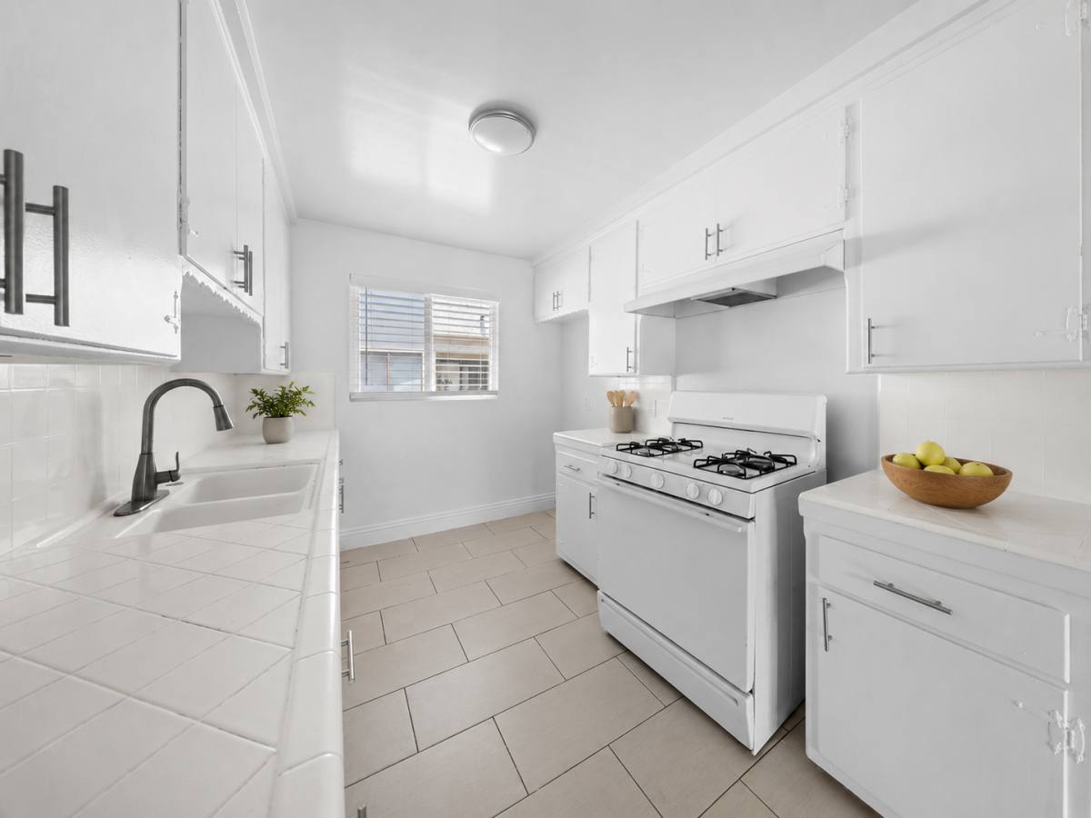 Apartment for rent at 221 Grand Ave, Long Beach, CA 90803