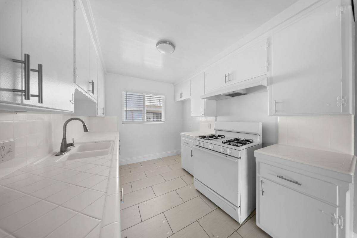 Apartment for rent at 221 Grand Ave, Long Beach, CA 90803