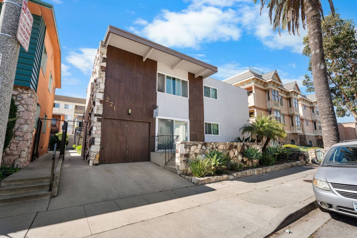 Apartment for rent at 221 Grand Ave, Long Beach, CA 90803