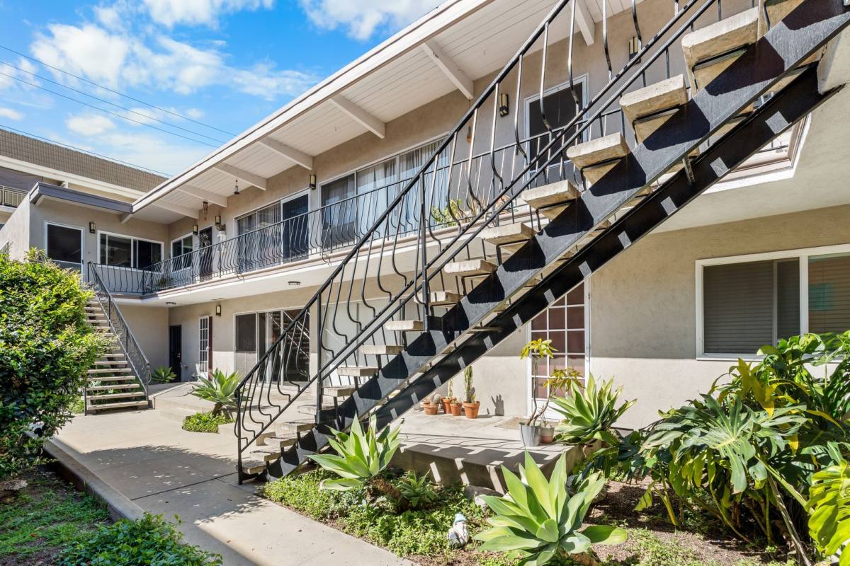 Apartment for rent at 221 Grand Ave, Long Beach, CA 90803