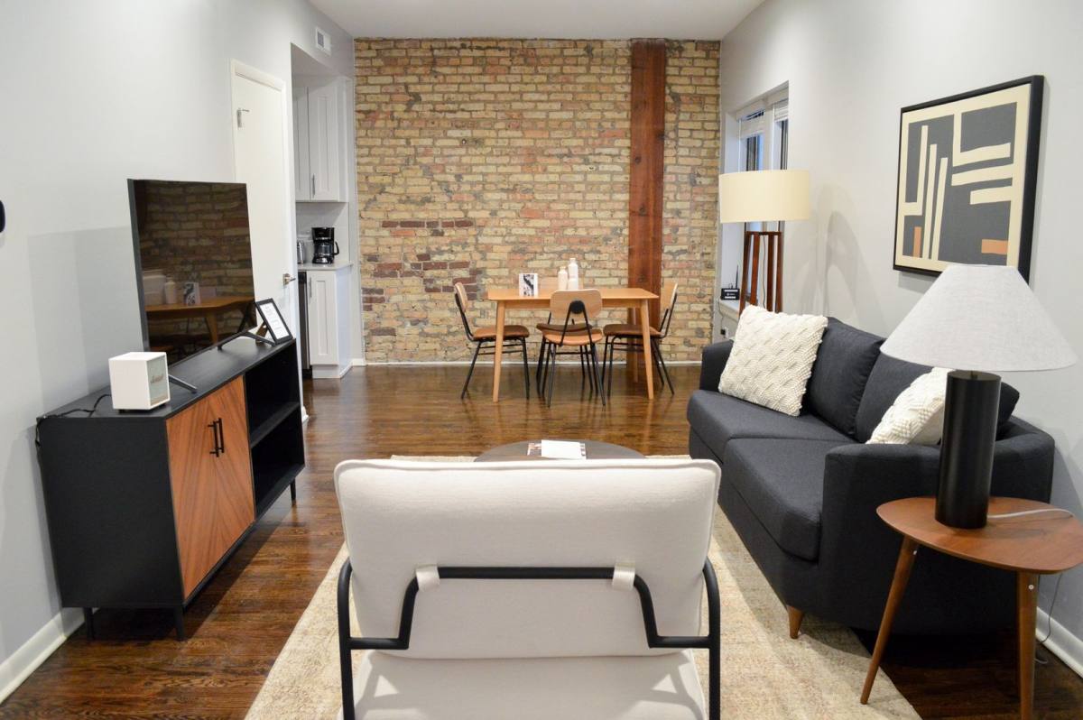 Apartment for rent at 855-3A W Barry Ave, Chicago, IL 60657
