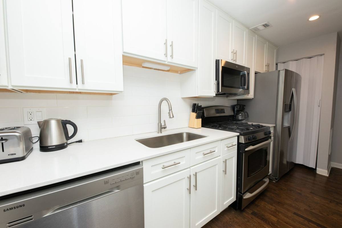 Apartment for rent at 835-2B W Barry Ave, Chicago, IL 60657
