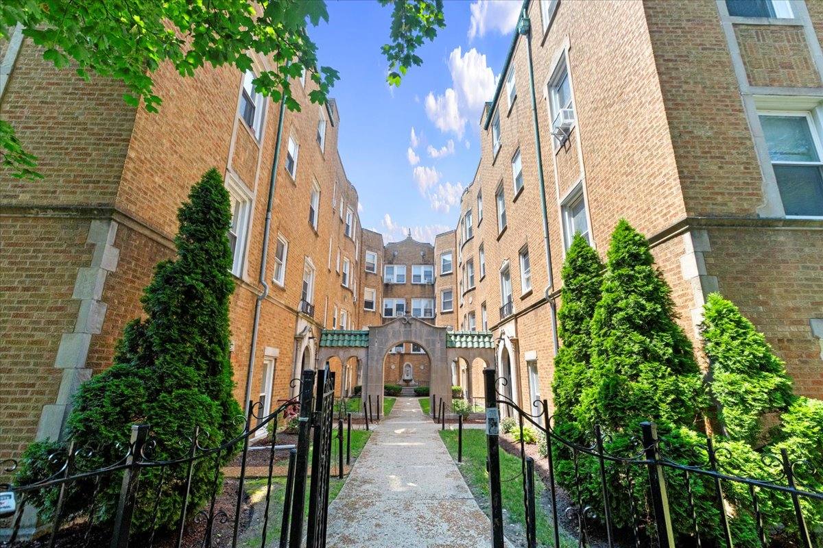 Apartment for rent at 6414 N Newgard #3E, Chicago, IL 60626