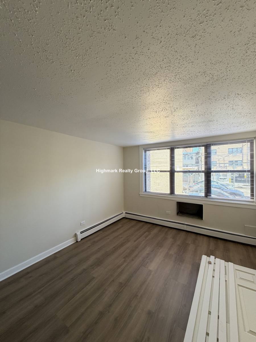 Apartment for rent at 5847 N Winthrop Ave #104, Chicago, IL 60660